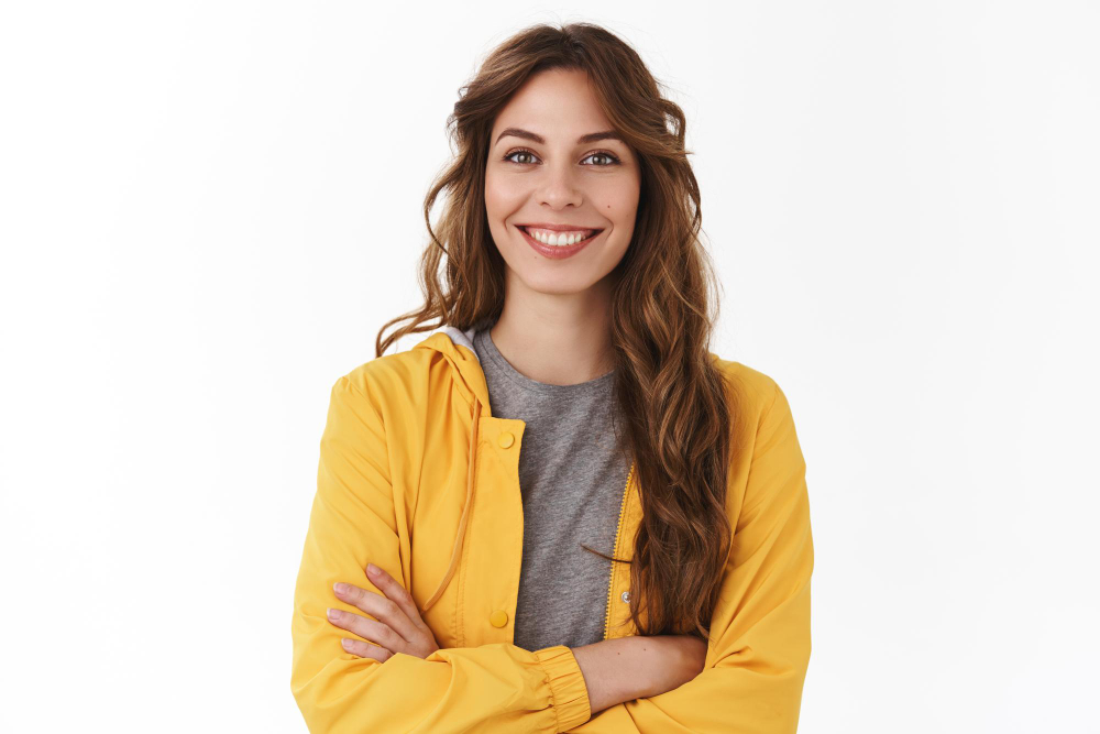 cheerful-young-new-attractive-female-employee-ready-help-energized-look-upbeat-confident-camera-cross-arms-chest-selfassured-smiling-toothy-aim-bright-successful-future-standing-white-background